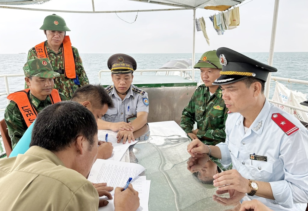 Tổ chức cho các chủ tàu cá trên ký cam kết tự giác thực hiện các biện pháp chống khai thác IUU.