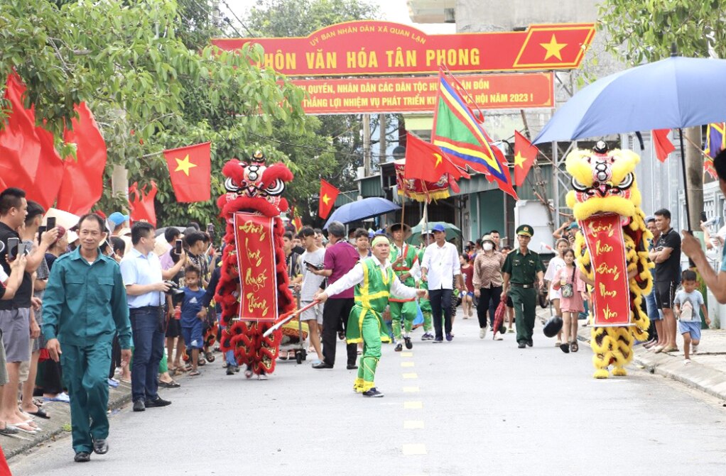 Lễ hội truyền thống Vân Đồn được tổ chức vào ngày 18/6 âm lịch hàng năm tại xã Quan Lạn. 