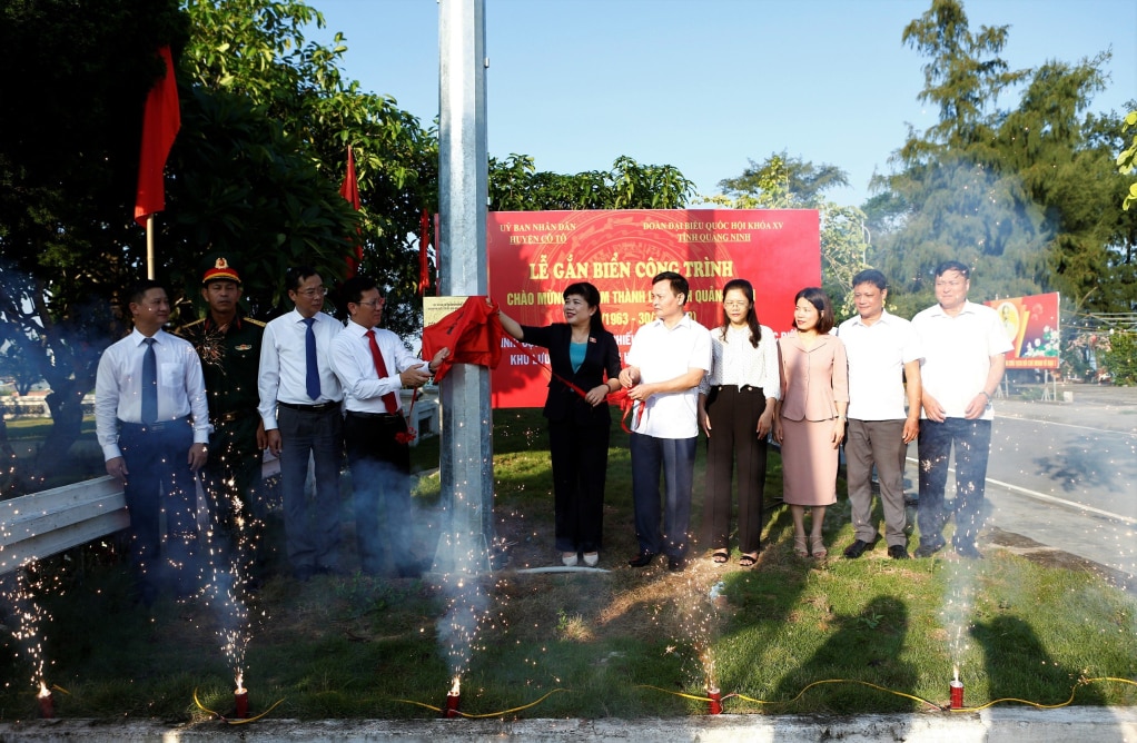 Lễ khánh thành cột chống sét.