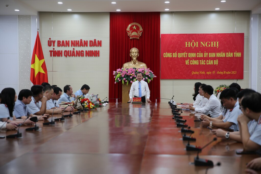 Đồng chí Cao Tường Huy, Quyền Chủ tịch UBND tỉnh phát biểu chúc mừng các đồng chí nghỉ hưu, nghỉ công tác và...