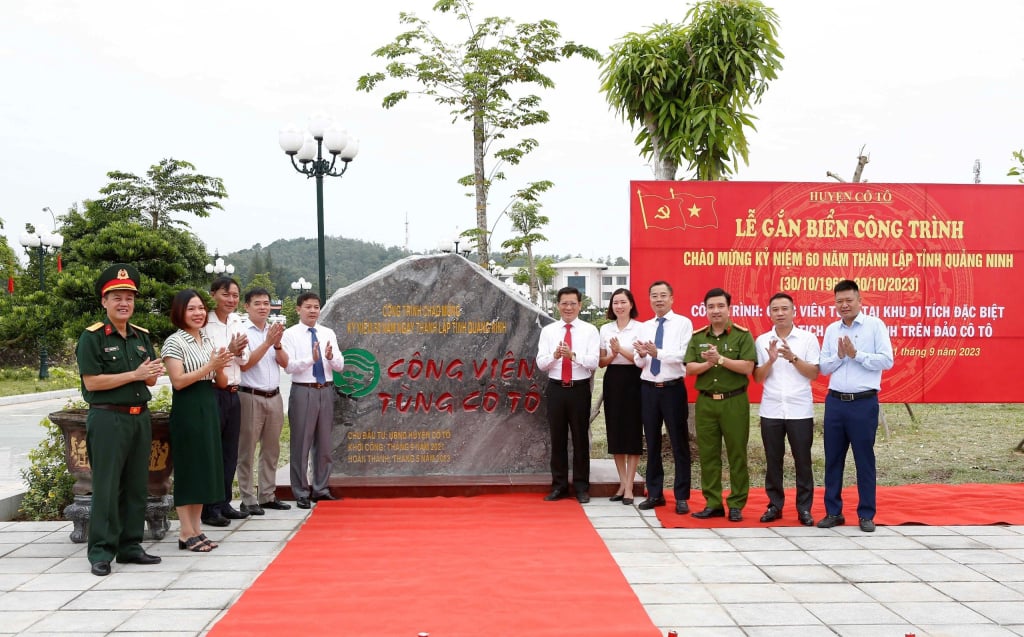 Các đồng chí lãnh đạo huyện, lãnh đạo các phòng ban, cơ quan, đơn vị, địa phương tham gia Nghi thức gắn biển công trình Công viên Tùng tại Di tích Quốc gia đặc biệt Khu lưu niệm Chủ tịch Hồ Chí Minh trên đảo Cô Tô.