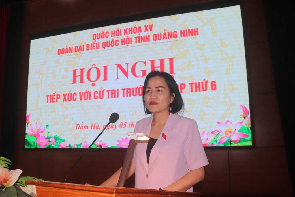 Đồng chí Trần Thị Kim Nhung, Ủy viên Thường trực Ủy ban Pháp luật của Quốc hội, Đại biểu Quốc hội (ĐBQH) tỉnh Quảng Ninh khoá XV, tiếp xúc cử tri huyện Đầm Hà.