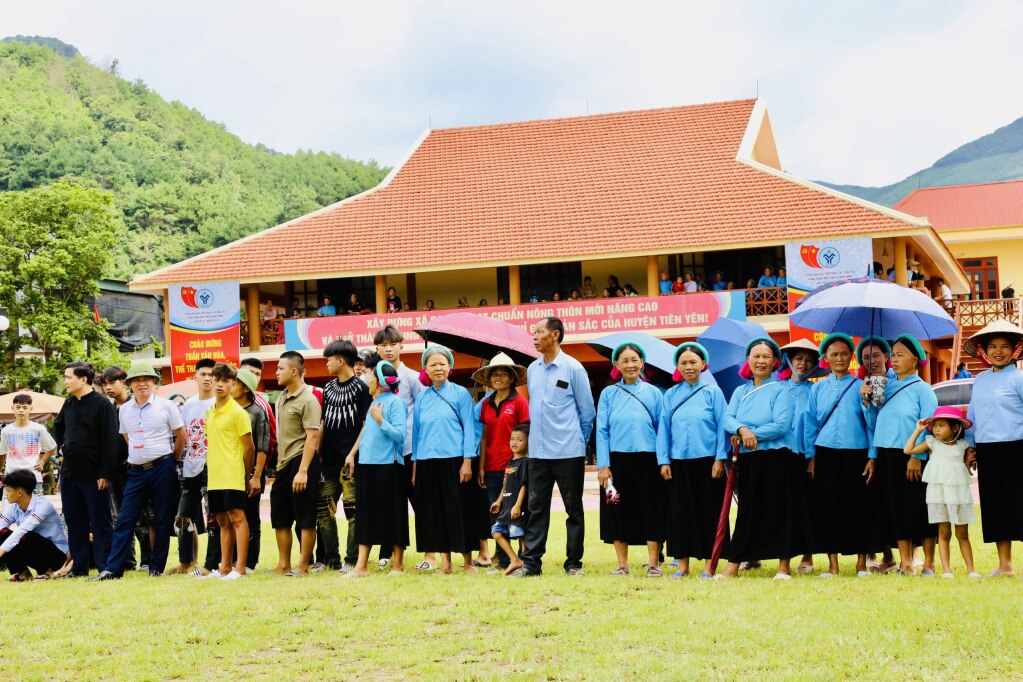 Phụ nữ Sán Chỉ xã Đại Dực huyện Tiên Yên vui mừng tham gia Ngày hội.