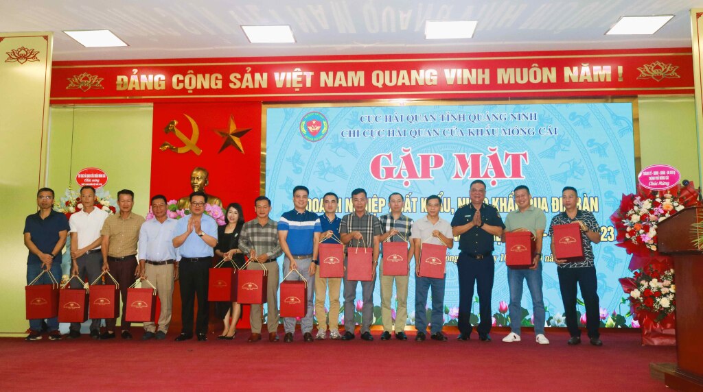 Lãnh đạo Cục Hải quan tỉnh Quảng Ninh và lãnh đạo TP Móng Cái tặng quà lưu niệm cho các doanh nhân