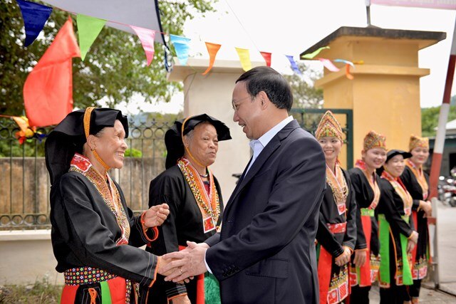 Bí thư Tỉnh ủy Quảng Ninh Nguyễn Xuân Ký tới chung vui Ngày hội Đại đoàn kết toàn dân tộc với người dân.