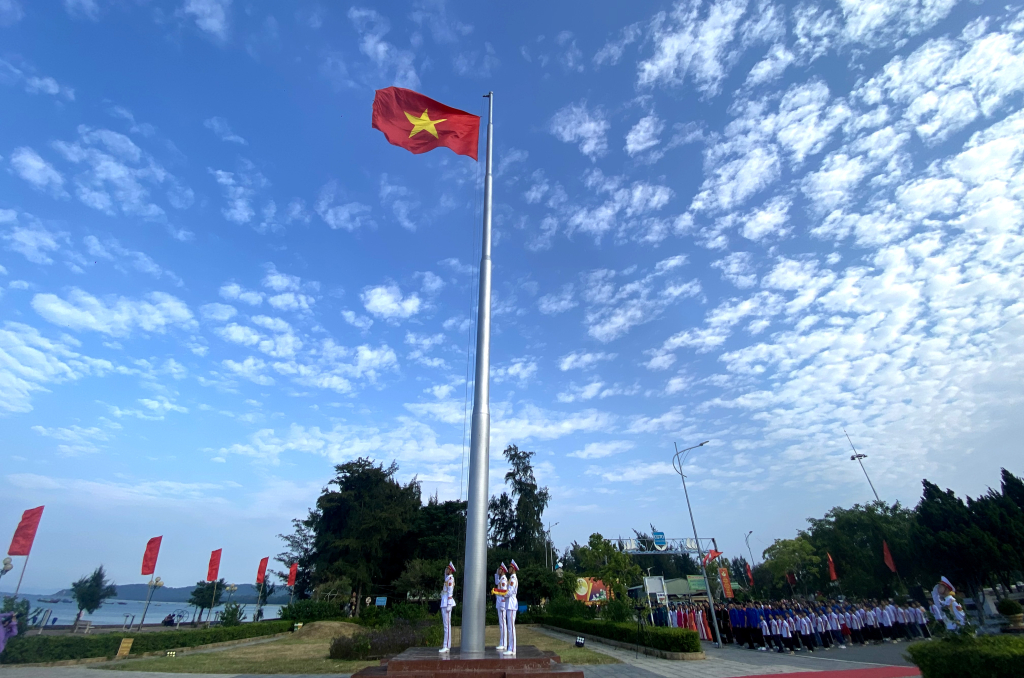 Lá cờ đỏ sao vàng tung bay giữa mênh mông biển trời Đông Bắc.