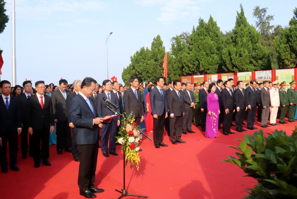 Đồng chí Cao Tường Huy, Quyền Chủ tịch UBND tỉnh thay mặt Đoàn đại biểu của tỉnh báo công với Bác.