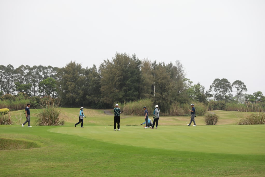 Du khách trải nghiệm sân golf Vĩnh Thuận, TP Móng Cái. 