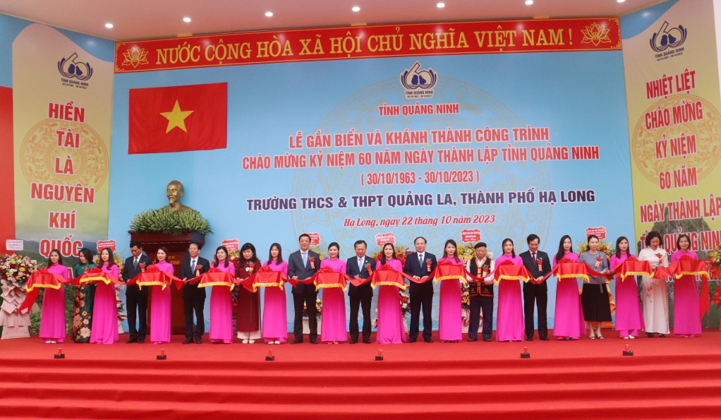 Các đại biểu cắt băng khánh thành Trường THCS&THPT Quảng La.