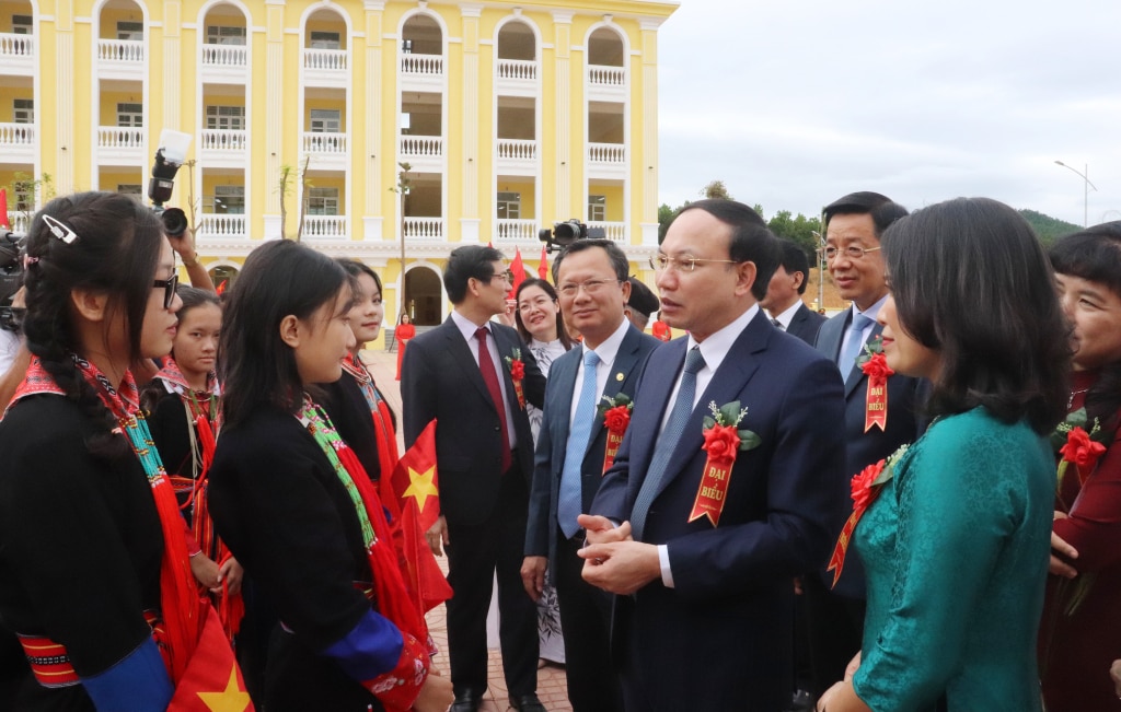 Đồng chí Bí thư Tỉnh ủy, Chủ tịch HĐND tỉnh cùng các đồng chí lãnh đạo tỉnh trò chuyện với giáo viên và học sinh nhà trường.