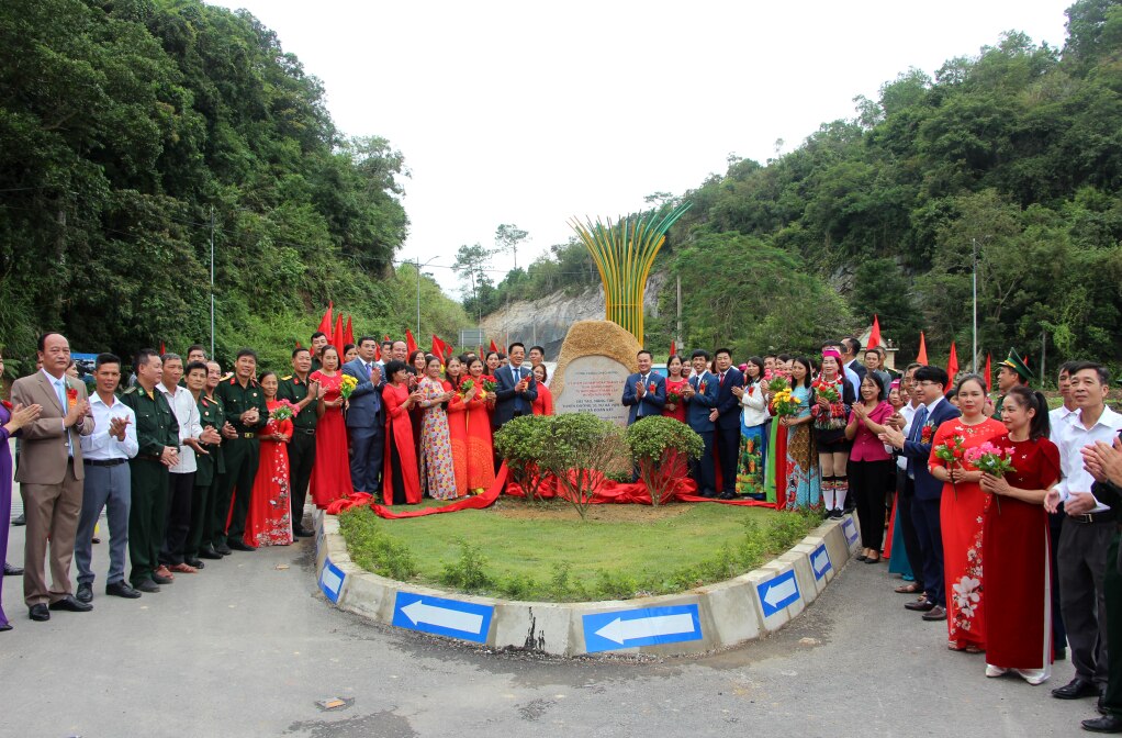 Các đại biểu chụp ảnh lưu niệm với cán bộ, đảng viên và nhân dân xã Vạn Yên và Đoàn Kết tại dự án cải tạo, nâng cấp tuyến đường 31 cũ kết nối khu vực cảng hàng không quốc tế Vân Đồn với Trung tâm xã Vạn Yên.