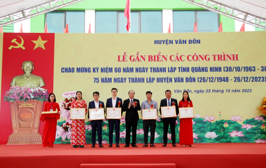 Lãnh đạo huyện Vân Đồn tặng giấy khen cho tập thể, cá nhân có thành tích xuất sắc trong thực hiện các dự án, công trình gắn biển chào mừng Kỷ niệm 60 năm Ngày thành lập tỉnh.