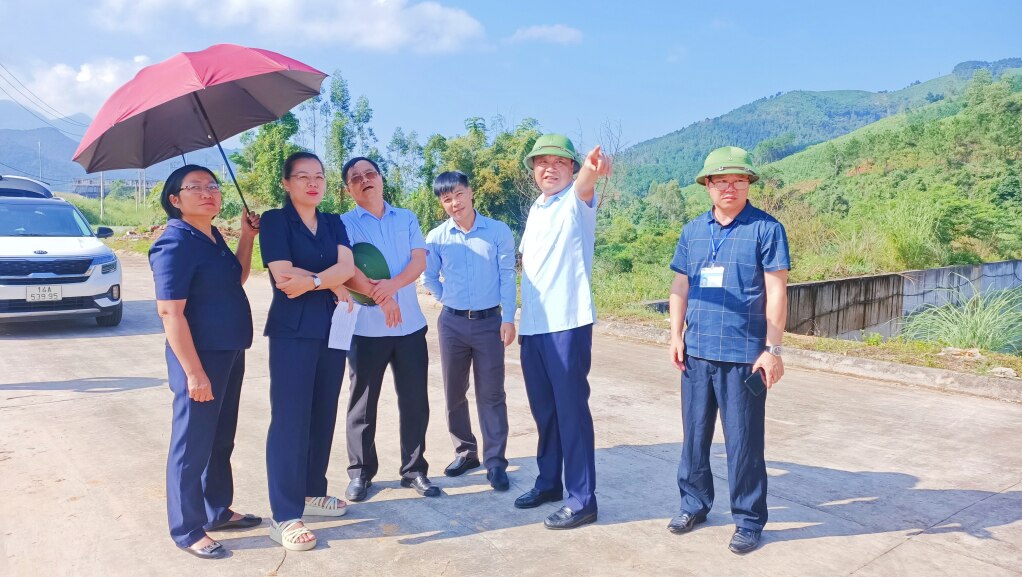 Đoàn giám của HĐND tỉnh khảo sát thực tế tại Dự án xây dựng tuyến kè, san nền đến cầu Hái Nạc khu quy hoạch kinh tế cửa khẩu Hoành Mô vào tháng 10/2023. Ảnh: Hoàng Gái (CTV)