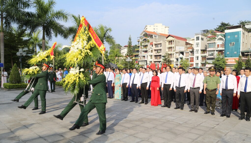 Đoàn đại biểu dâng hương tưởng niệm tại tượng đài đồng chí Vũ Văn Hiếu, Bí thư Đặc khu ủy đầu tiên Khu mỏ Quảng Ninh.