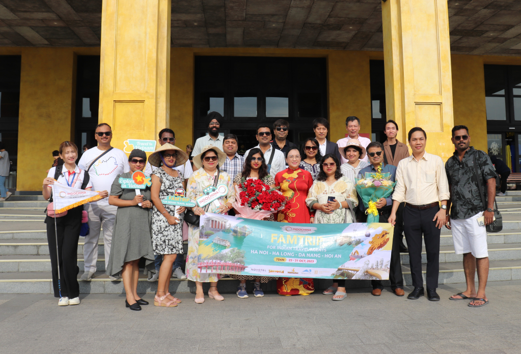 Đoàn Famtrip và Sở Du lịch chụp ảnh lưu niệm tại Cảng tàu khách quốc tế Hạ Long. 