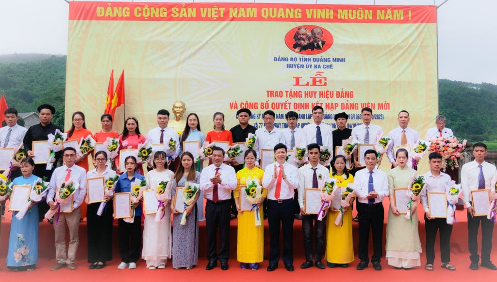 Lãnh đạo huyện Ba Chẽ tặng hoa chúc mừng Lớp đảng viên kỷ niệm 60 năm ngày thành lập tỉnh Quảng Ninh. Ảnh: Trung tâm TT&VH Ba Chẽ.