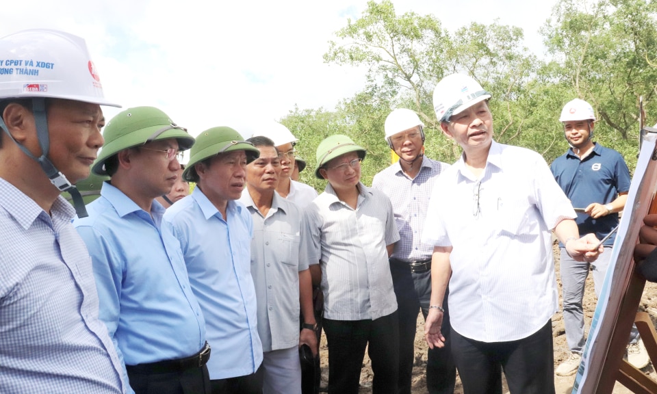 Lãnh đạo tỉnh Quảng Ninh và TP Hải Phòng nghe nhà thầu báo cáo tiến độ thi công.