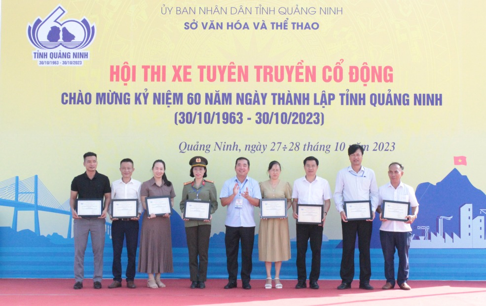 Lãnh đạo Sở Văn hóa- Thể thao trao giải A cho đại diện các đội thi.