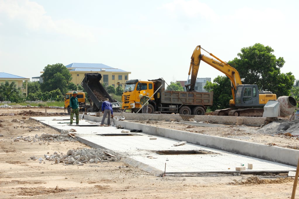 Đơn vị nhà thầu thi công khu tái định cư Yên Hải, phường Yên Hải (TX Quảng Yên). Ảnh: Mạnh Trường