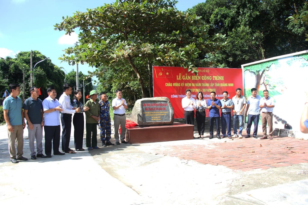 Các đồng chí lãnh đạo huyện, lãnh đạo các phòng ban, cơ quan, đơn vị, địa phương tham gia Nghi thức gắn biển công trình Công viên Tùng tại Di tích Quốc gia đặc biệt Khu lưu niệm Chủ tịch Hồ Chí Minh trên đảo Cô Tô.