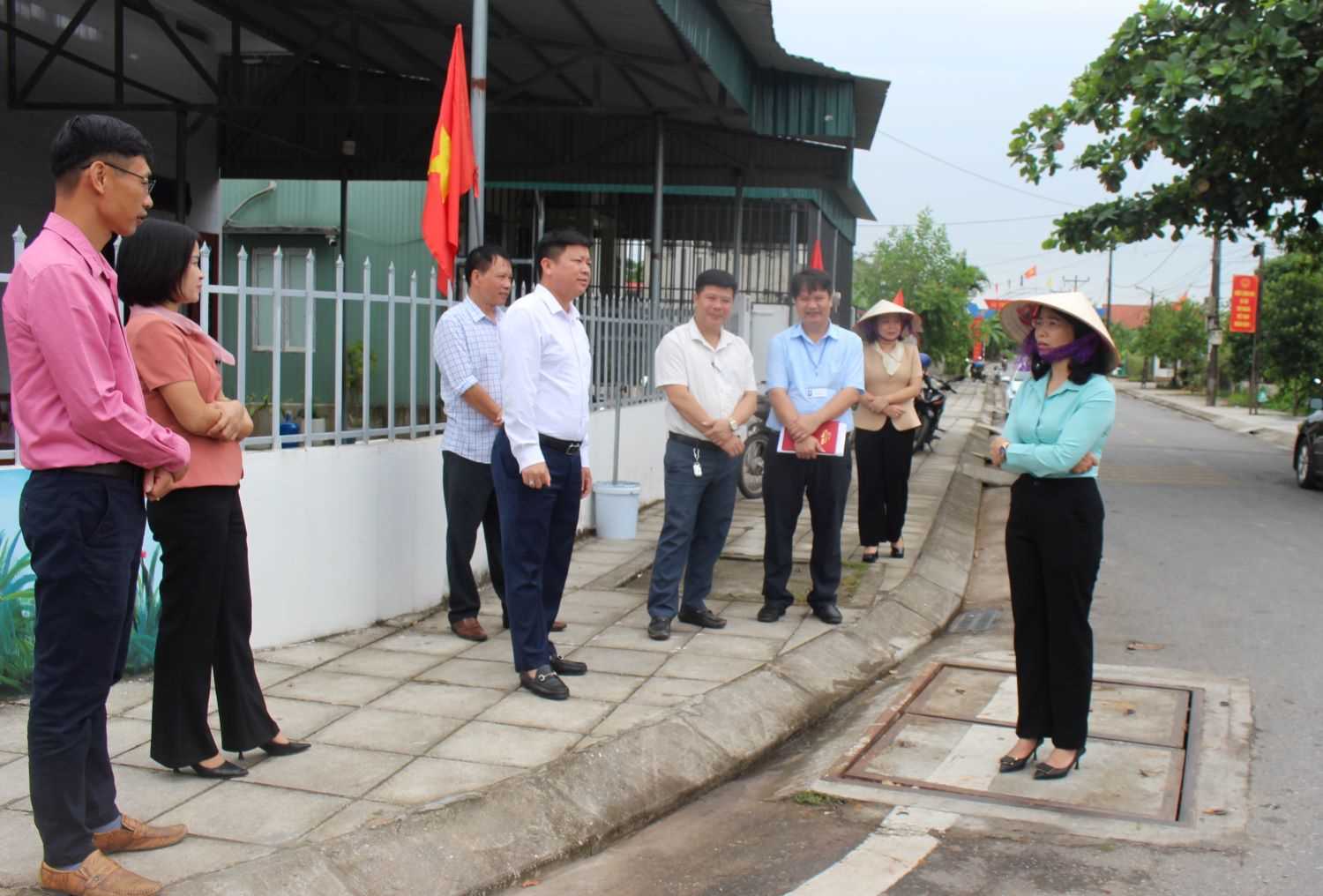 Đồng chí Bí thư Huyện ủy Đầm Hà kiểm tra thực tế giải quyết kiến nghị của công dân trên địa bàn, tháng 10/2023. Ảnh: Thanh Nga (Trung tâm TT-VH Đầm Hà)