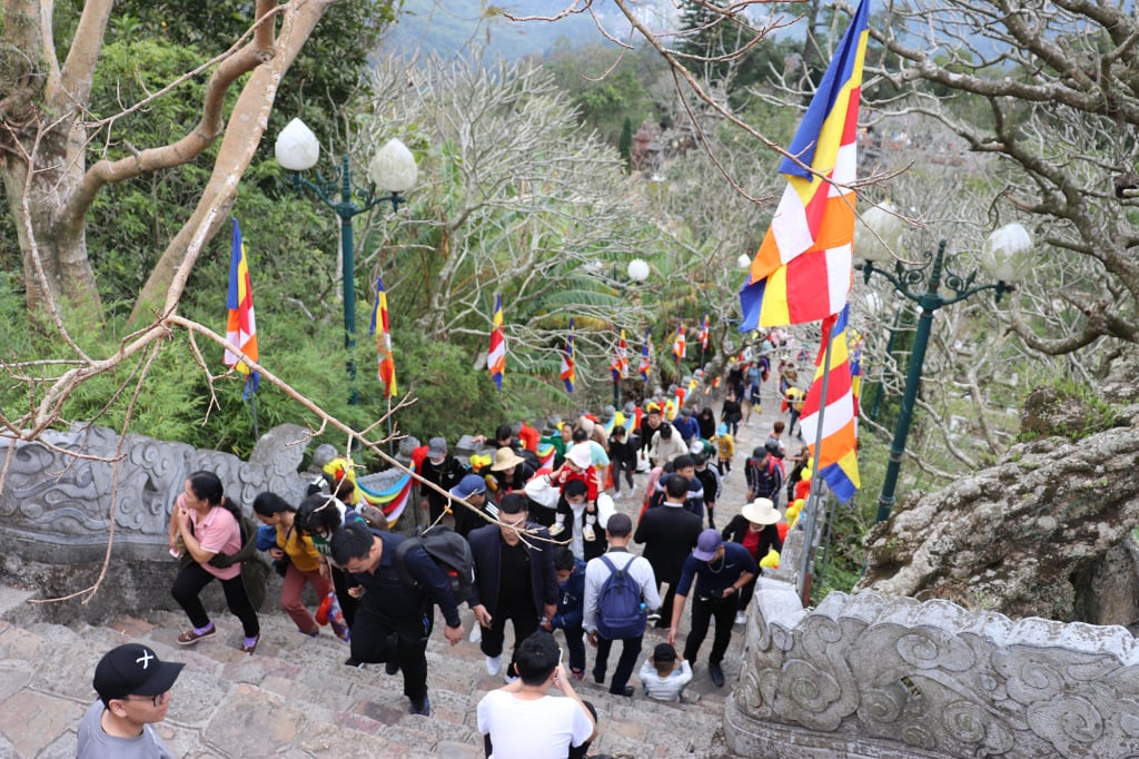 Du khách hành hương lên Yên Tử. 