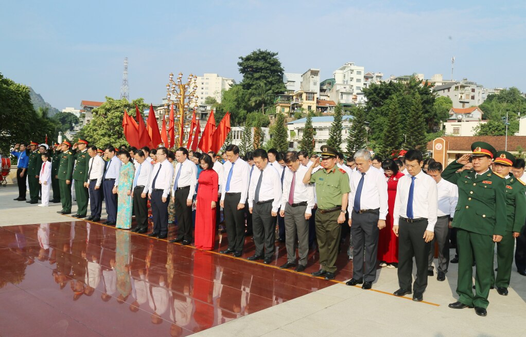 Đoàn đại biểu tỉnh dành phút mặc niệm, tưởng nhớ công ơn các anh hùng liệt sĩ.