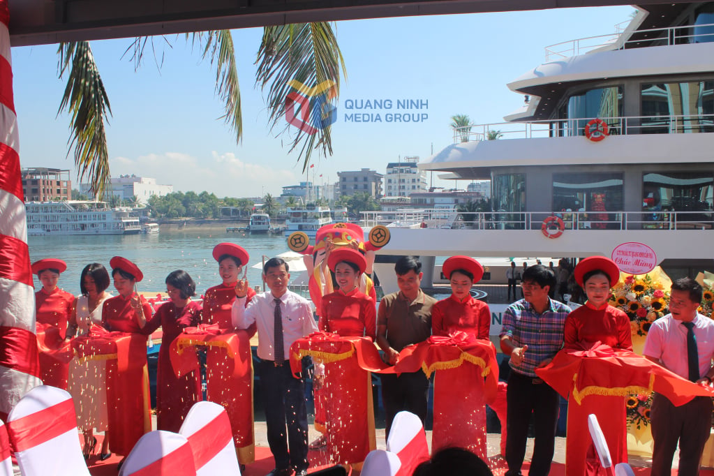 Các đại biểu cắt băng khai trương du thuyền 6 sao Catherine.