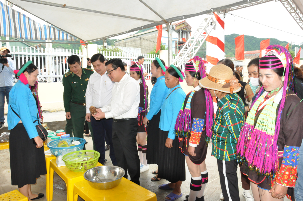 Lãnh đạo TP Móng Cái tham quan các gian hàng bày bán các sản phẩm đặc trưng tại Chợ phiên Pò Hèn