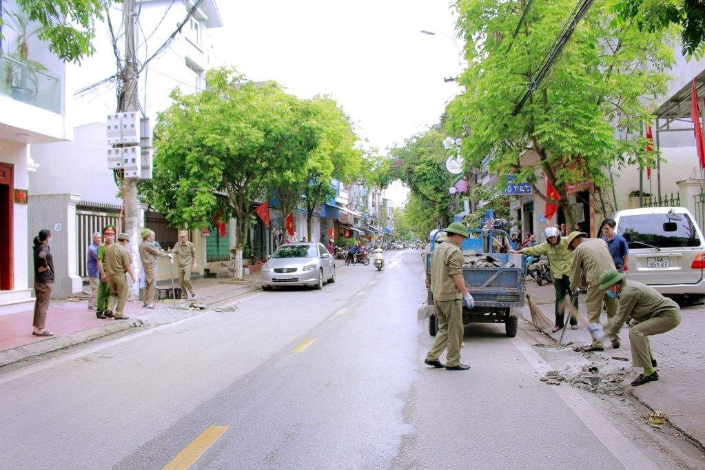 Người dân TX Đông Triều tham gia dọn dẹp môi trường, chỉnh trang đô thị chào mừng 60 năm ngày thành lập tỉnh.