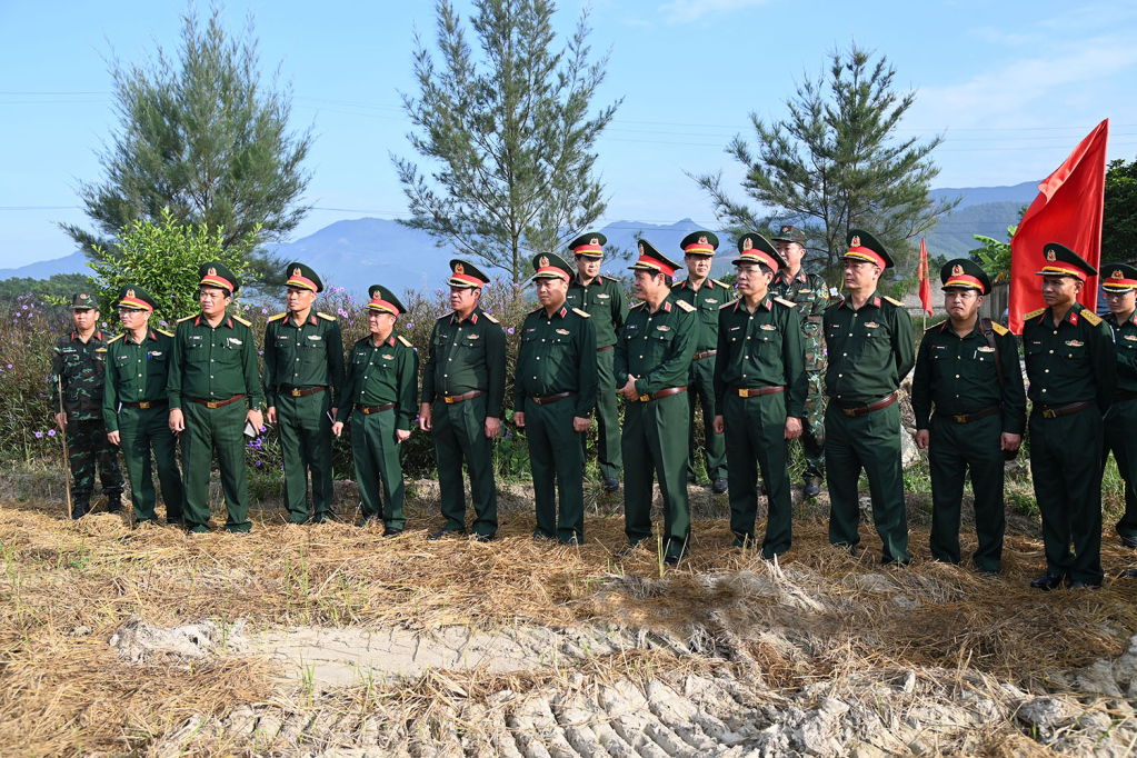 Thượng tướng Vũ Hải Sản và đoàn công tác kiểm tra thực địa vị trí dự án doanh trại Trung đoàn, Sư đoàn 395