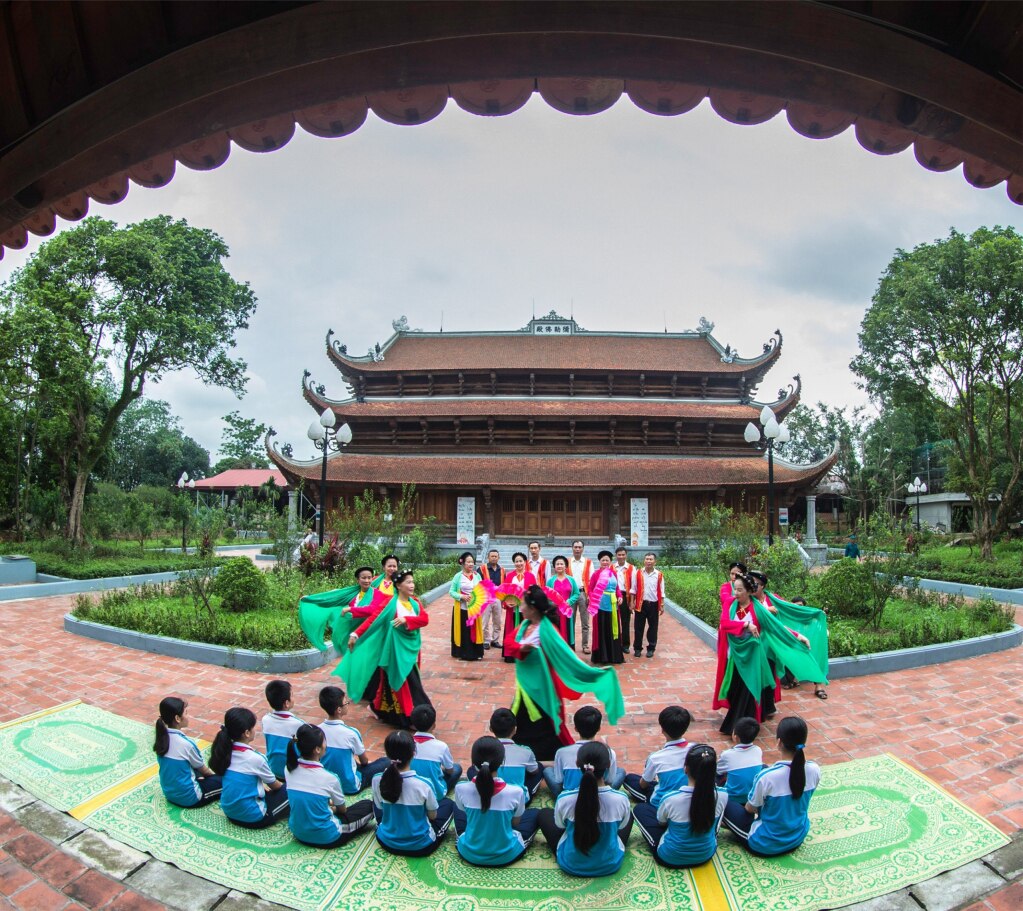 Một tiết mục chèo tại chùa Quỳnh Lâm.