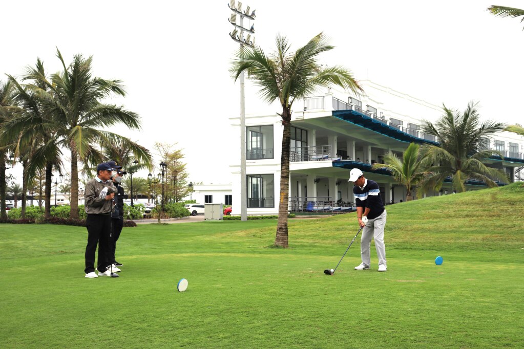 Du khách Hàn Quốc chơi golf tại sân golf Tuần Châu (TP Hạ Long).