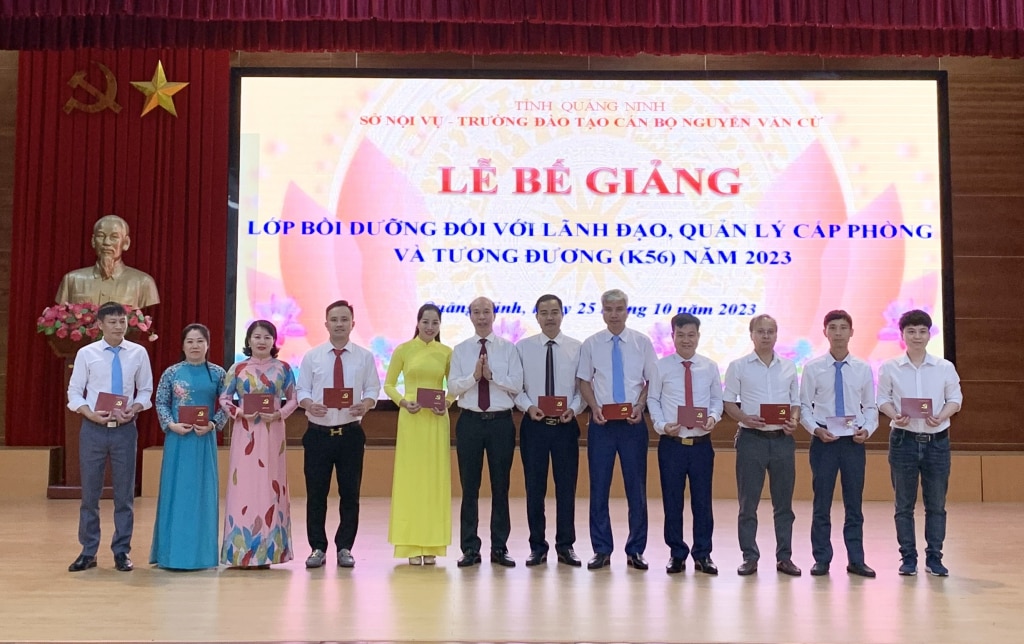 bế giảng cho lớp bồi dưỡng lãnh đạo quản lý cấp phòng và tương đương năm 2023 (K56).