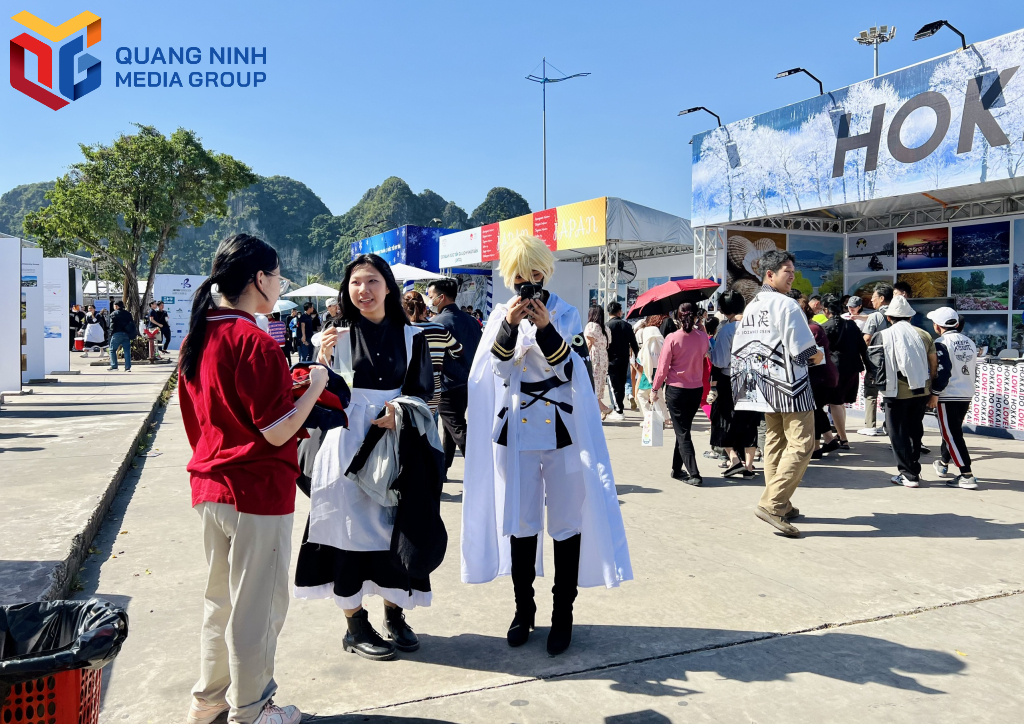 Các bạn trẻ trong trang phục cosplay tạo ấn tượng mạnh.