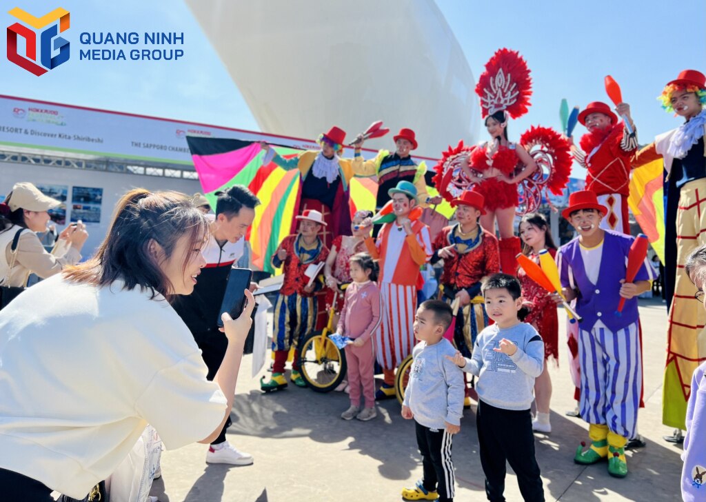 Trẻ em tham gia Chương trình nghệ thuật đường phố Lễ hội Hokkaido. 