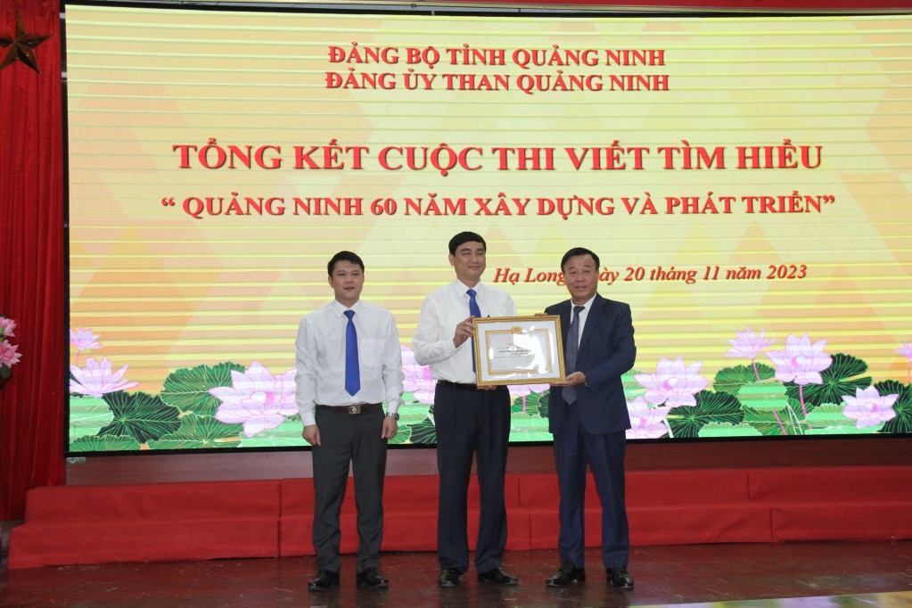 Nhóm tác giả Phạm Văn Minh - Nguyễn Hoàng Đạo, Đảng bộ Công ty CP Than Vàng Danh được Đảng bộ Than Quảng Ninh trao chứng nhận Giải Đặc biệt, Cuộc thi viết tìm hiểu Quảng Ninh 60 năm xây dựng và phát triển