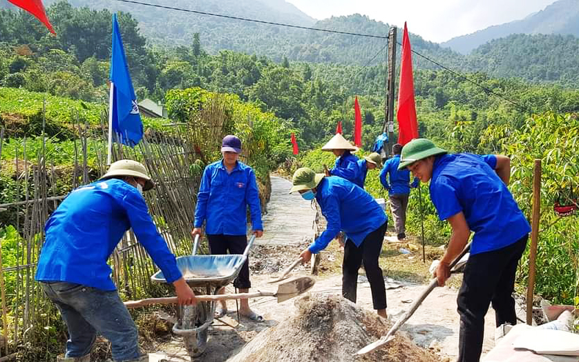 ĐVTN xã Đồng Văn (huyện Bình Liêu) tham gia xây dựng tuyến đường NTM kiểu mẫu.