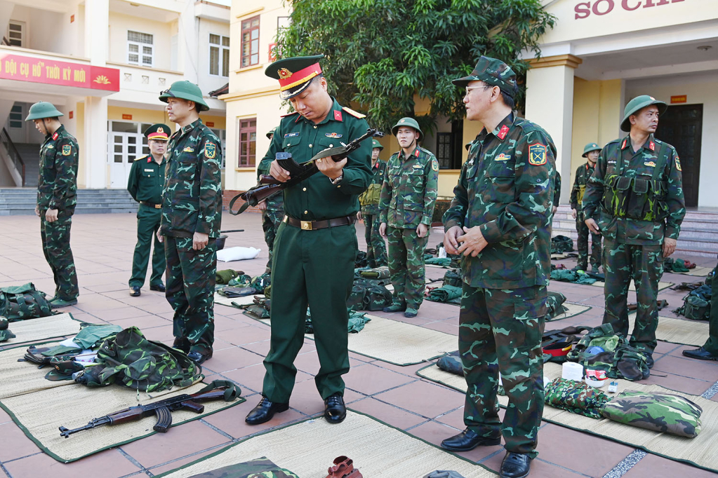 Đại tá Lê Trọng Hòa, Ủy viên Ban Thường vụ Đảng ủy Quân sự tỉnh, Phó Chỉ huy trưởng, Tham mưu trưởng Bộ CHQS tỉnh, kiểm tra công tác SSCĐ tại Ban CHQS TP Hạ Long.