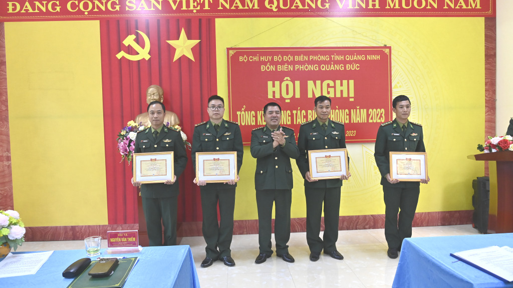 Đại tá Nguyễn Văn Thiềm, Chỉ huy trưởng BĐBP tỉnh trao thưởng cho các cá nhân đạt danh hiệu CSTĐ đồn biên phòng Quảng Đức