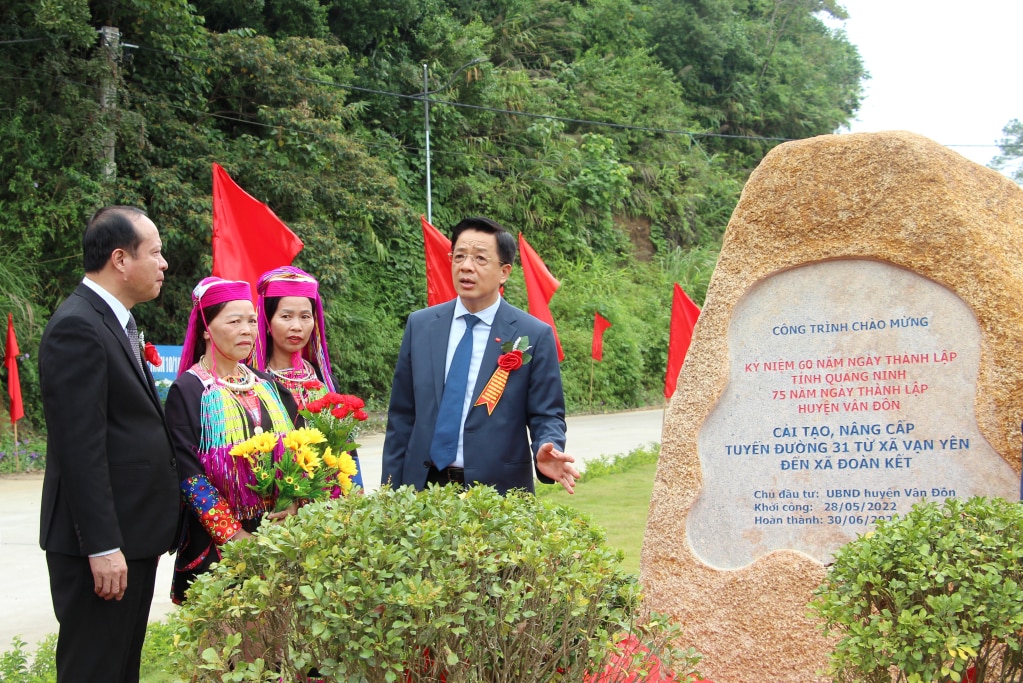 Lãnh đạo Ban Dân vận Tỉnh ủy và huyện Vân Đồn tuyên truyền người dân xã Vạn Yên sử dụng hiệu quả tuyến đường 31 từ xã Vạn Yên đến xã Đoàn Kết vừa được hoàn thành, gắn biển chào mừng kỷ niệm 60 năm thành lập tỉnh. Ảnh: Mạnh Trường