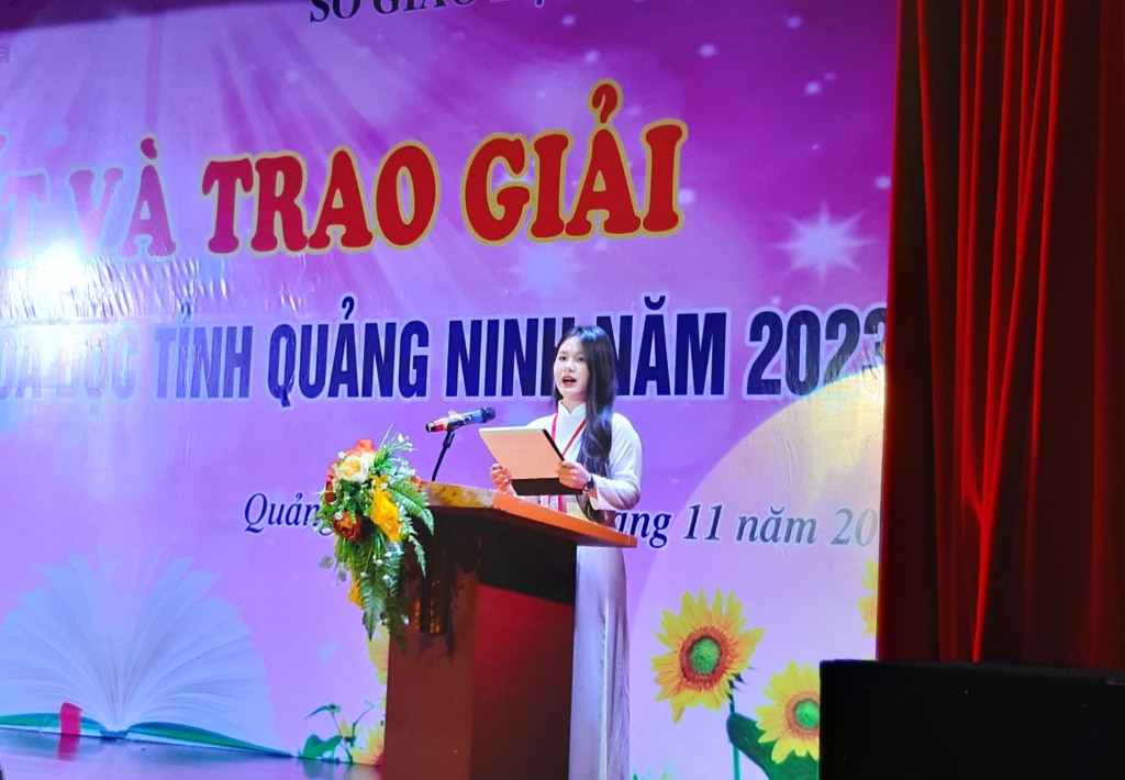 Em Chu Kim Hạnh, Đại sứ Văn hóa đọc tỉnh Quảng Ninh năm 2023 phát biểu tại Lễ Tổng kết và Trao giải cuộc thi.