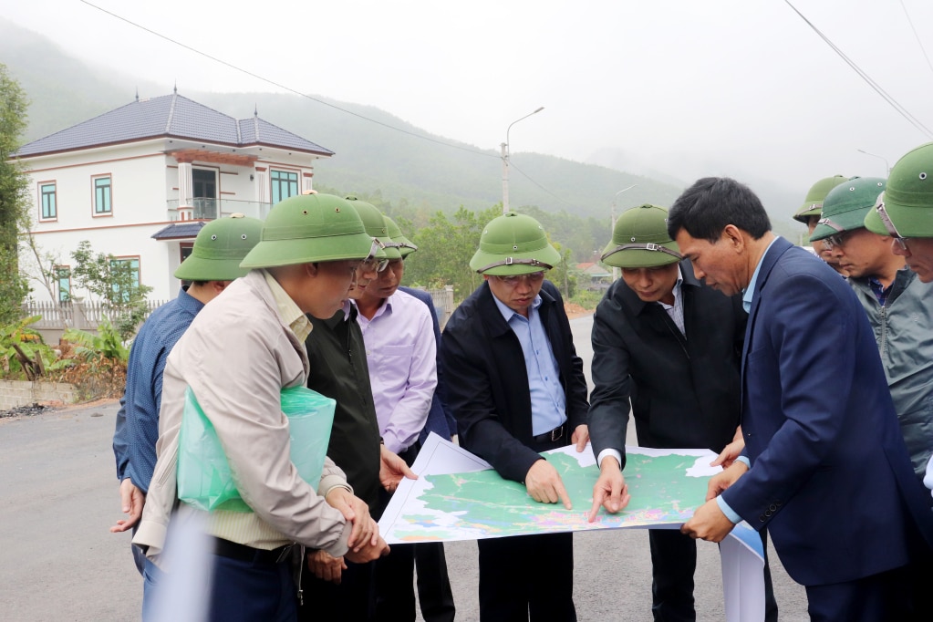 Đồng chí Nguyễn Xuân Ký, Ủy viên Trung ương Đảng, Bí thư Tỉnh ủy, Chủ tịch HĐND tỉnh kiểm tra dự án nâng cấp, cải tạo, mở rộng đoạn từ nút giao cầu vượt đường cao tốc Hạ Long - Vân Đồn thôn Trại Me, xã Sơn Dương đến thôn Đồng Trà, xã Đồng Lâm. 