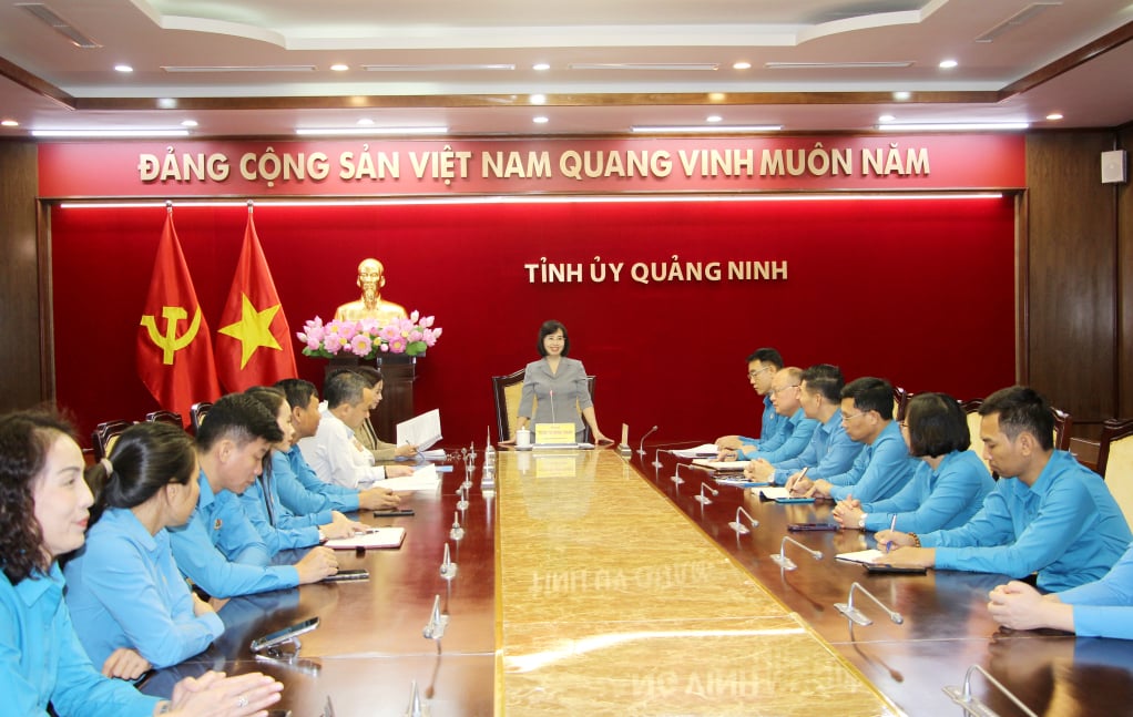 Đồng chí Trịnh Thị Minh Thanh, Phó Bí thư Thường trực Tỉnh ủy, phát biểu tại buổi gặp mặt.