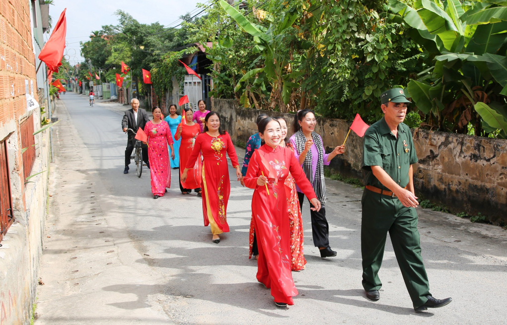 Người dân khu 5 (phường Hà An, TX Quảng Yên) vui mừng tham dự Ngày hội.