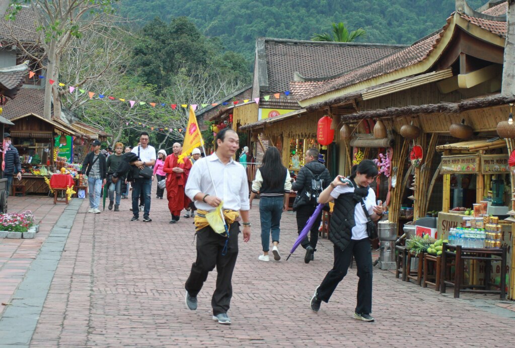 Du khách hành hương Yên Tử.