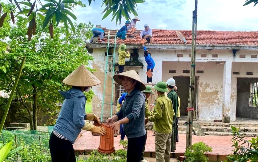 Ủy ban MTTQ TX Quảng Yên cùng các hội viên tổ chức thành viên hỗ trợ người dân xóa nhà tạm, nhà dột nát trên địa bàn năm 2023.