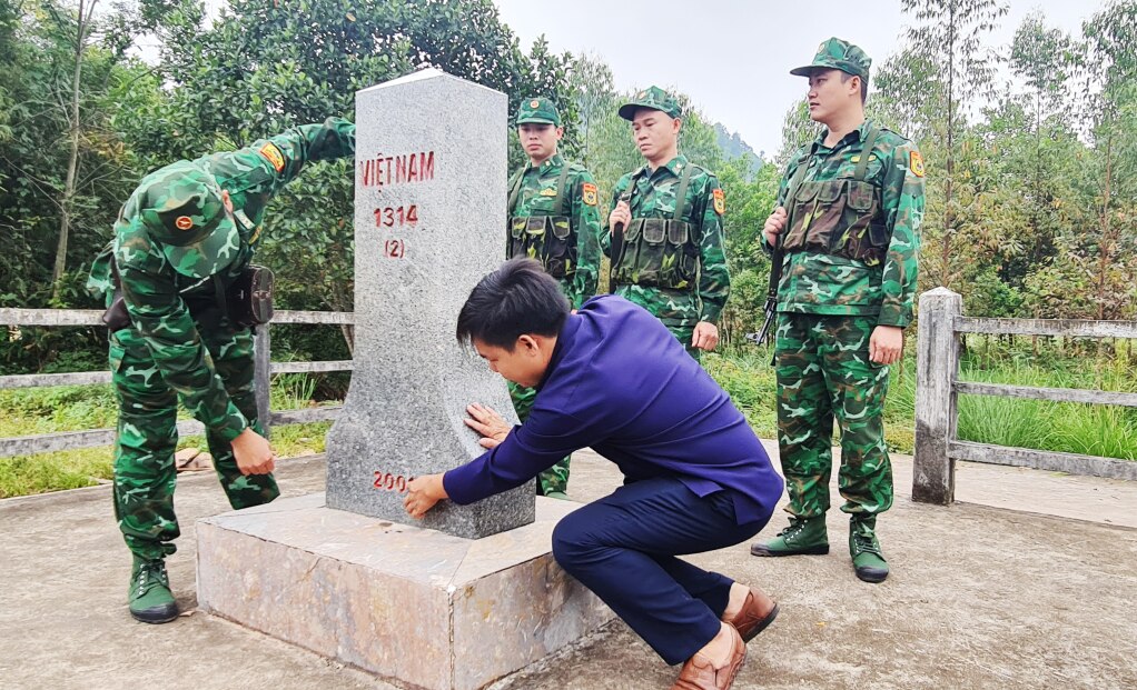 Thanh viên Tổ tự quản đường biên, cột mốc biên giới thôn Nà Sa (xã Hoành Mô) cùng CBCS Đồn BPCK Hoành Mô tuần tra bảo vệ đường biên, cột mốc.