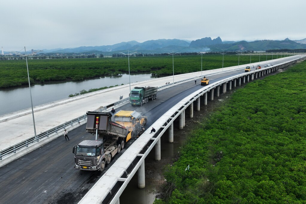 Đơn vị nhà thầu đang thảm nhựa mặt cầu Cửa Lục 3.