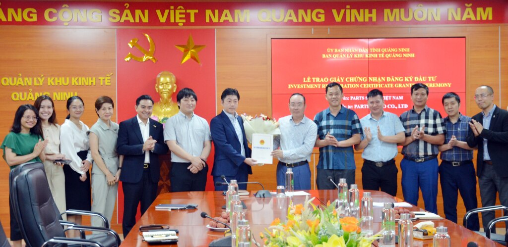 Ông Châu Thành Hưng, Phó trưởng Ban Quản lý Khu kinh tế tỉnh, trao giấy chứng nhận đăng ký đầu tư cho đại diện dự án Parts Seiko Việt Nam.